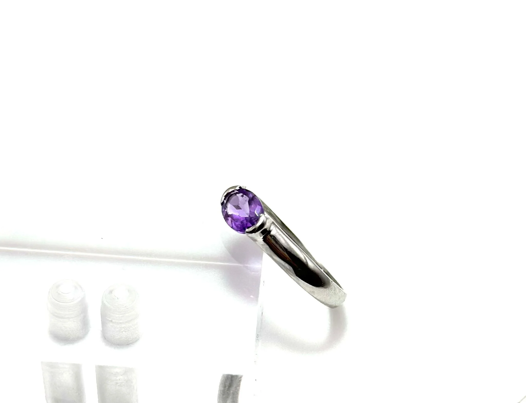 White gold and Amethyst Solitaire Ring - Image 3