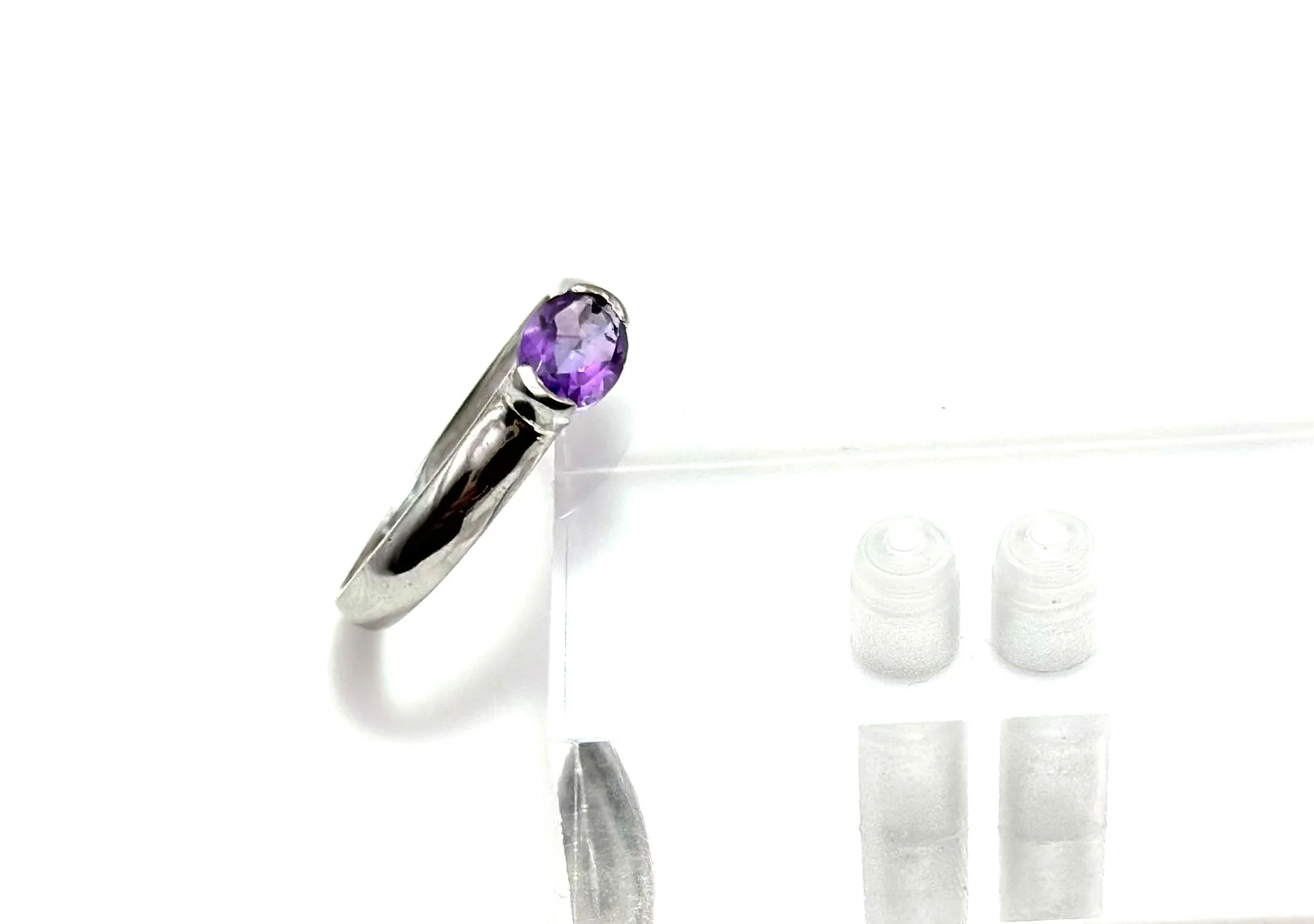 White gold and Amethyst Solitaire Ring - Image 5