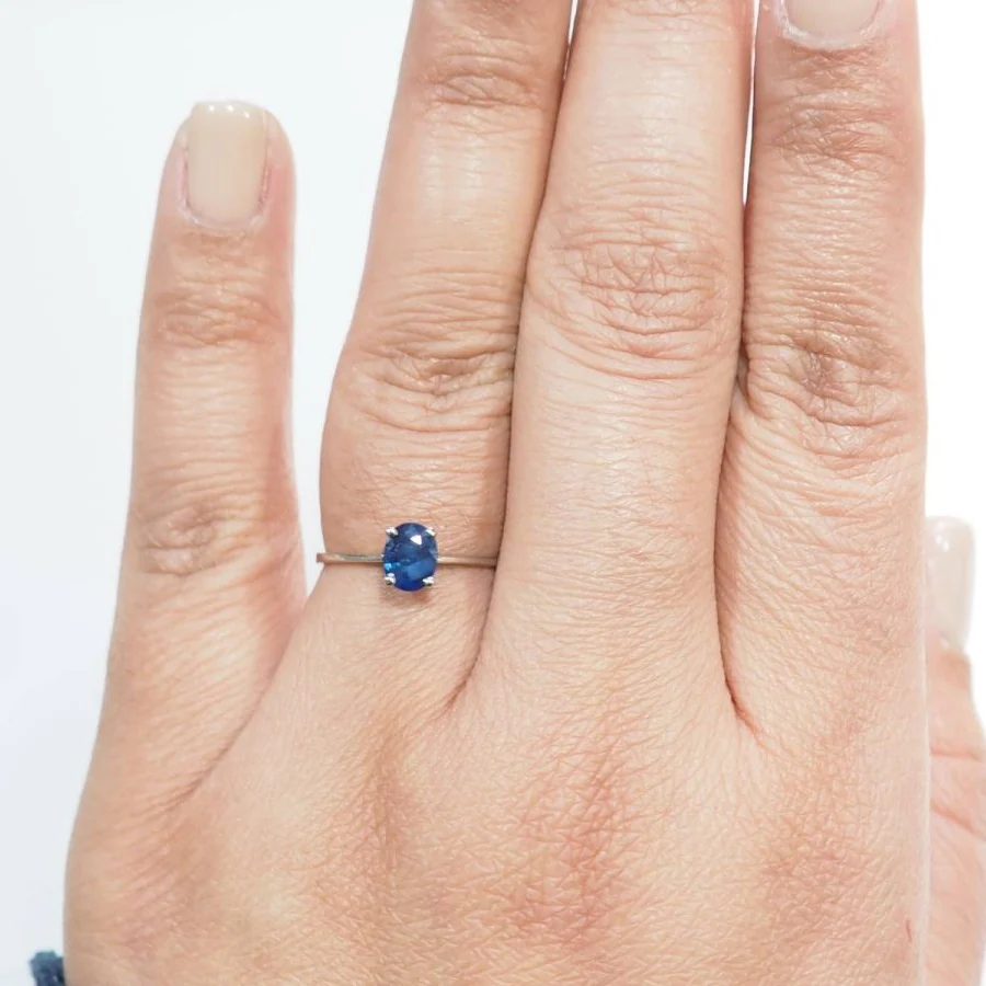 Ring Solitaire in white gold and sapphire - Image 2