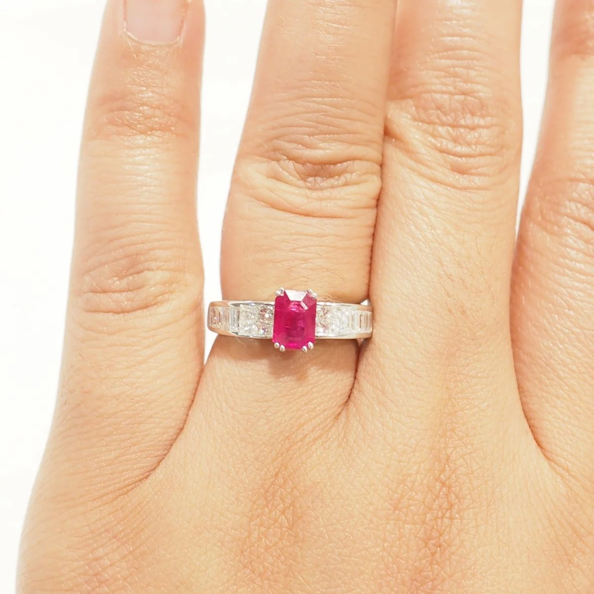 Ring Solitaire in white gold, ruby and diamonds - Image 2