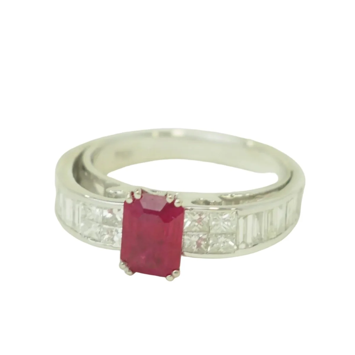 Ring Solitaire in white gold, ruby and diamonds - Image 3