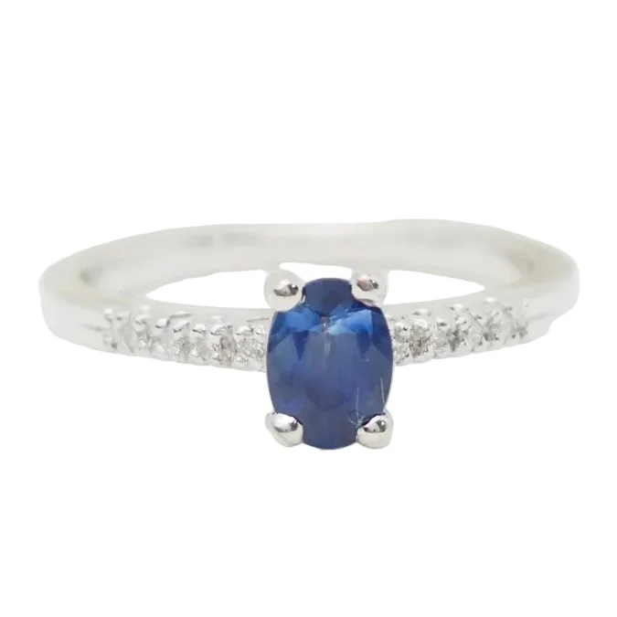 Solitaire ring in white gold, sapphire and diamonds