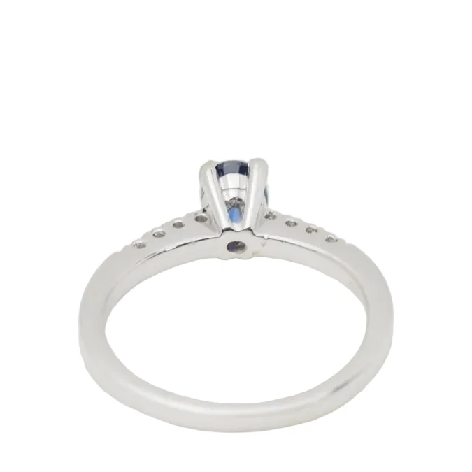 Solitaire ring in white gold, sapphire and diamonds - Image 4