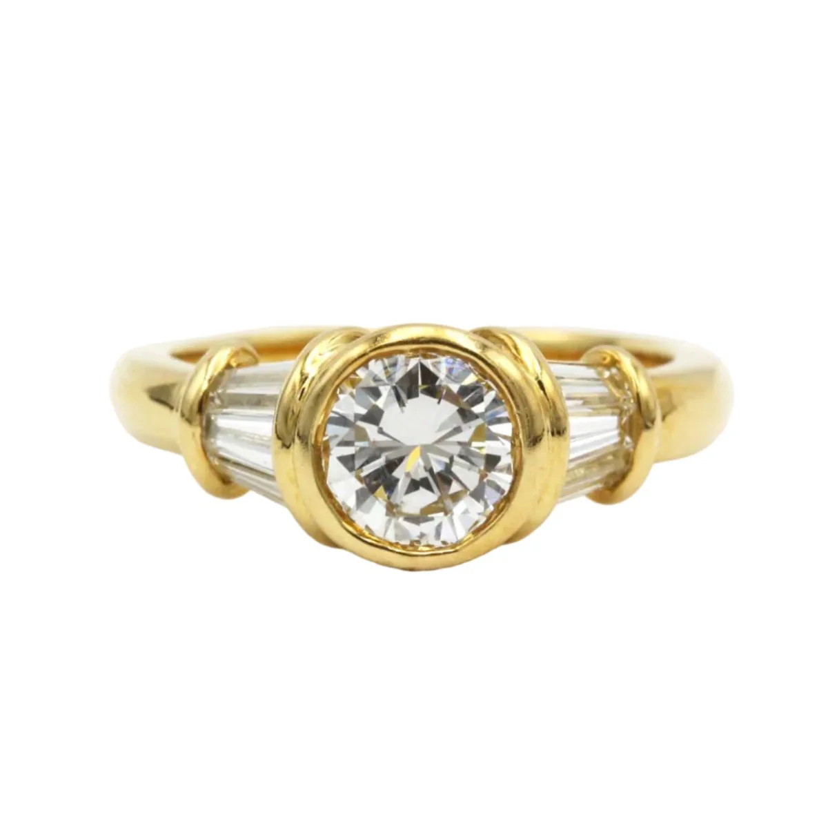 Solitaire ring in yellow gold and diamonds