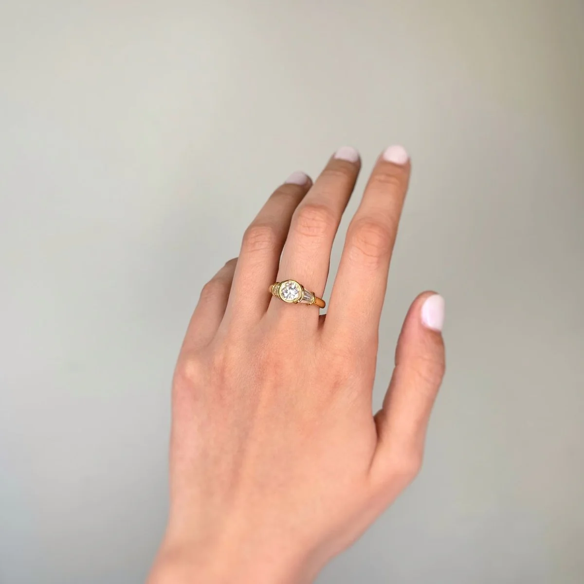 Solitaire ring in yellow gold and diamonds - Image 2