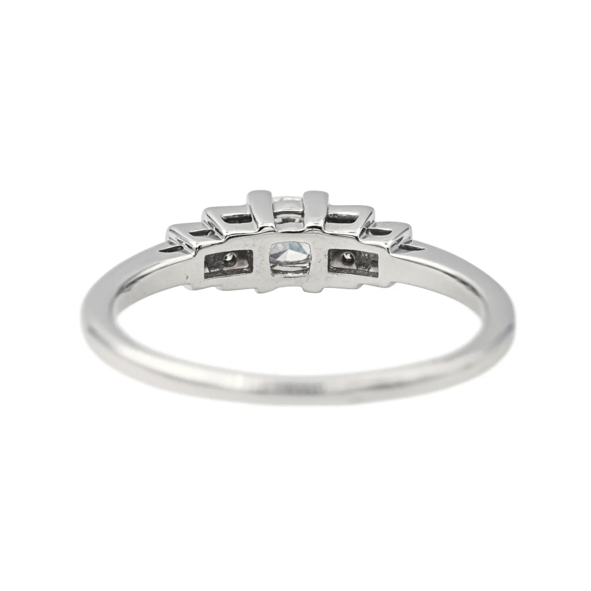 Solitaire ring in white gold and diamonds - Image 5