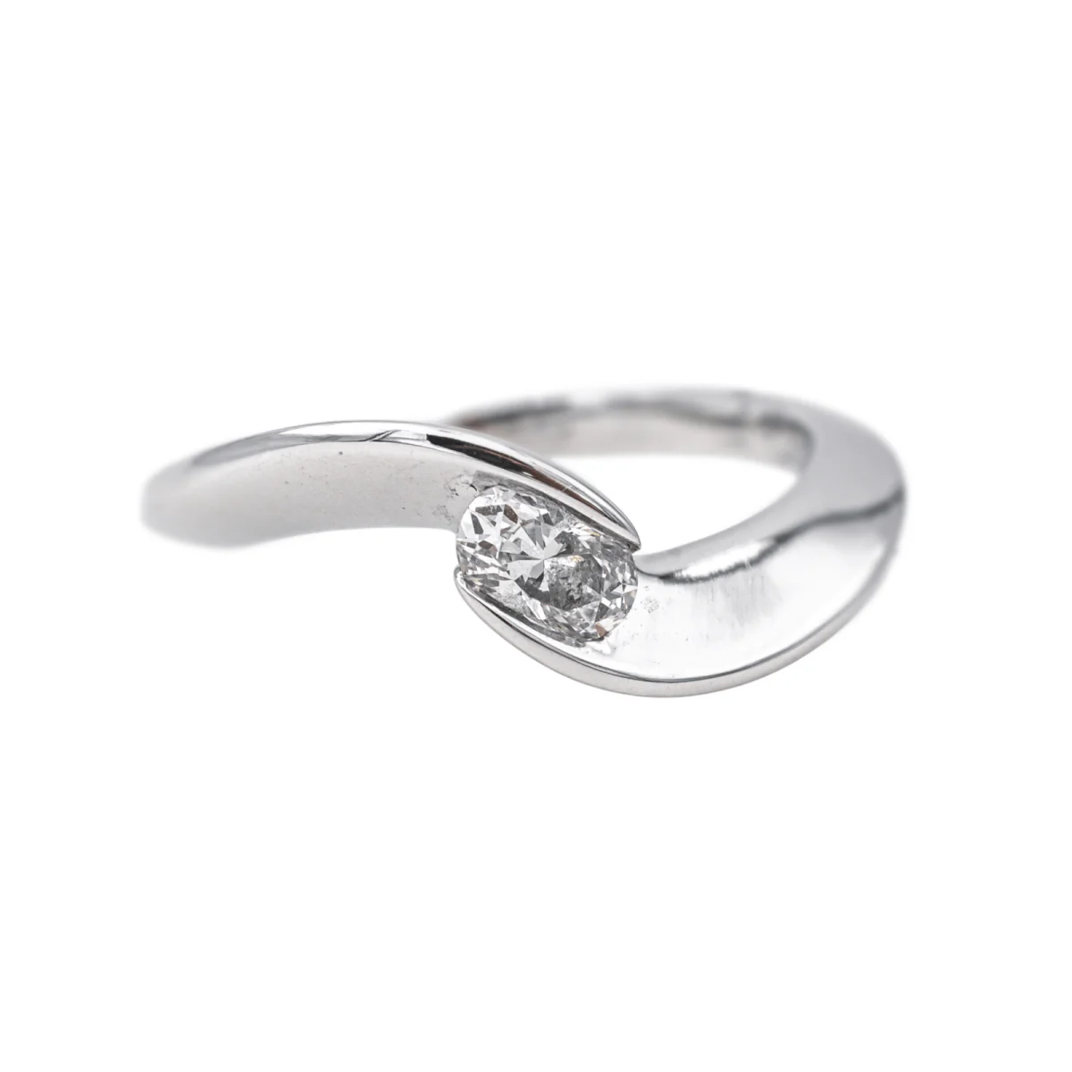 Solitaire ring in white gold and diamond