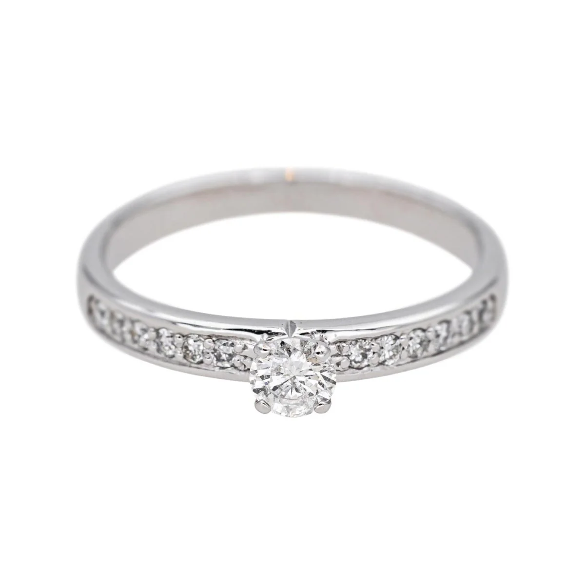 Solitaire ring in white gold and diamonds