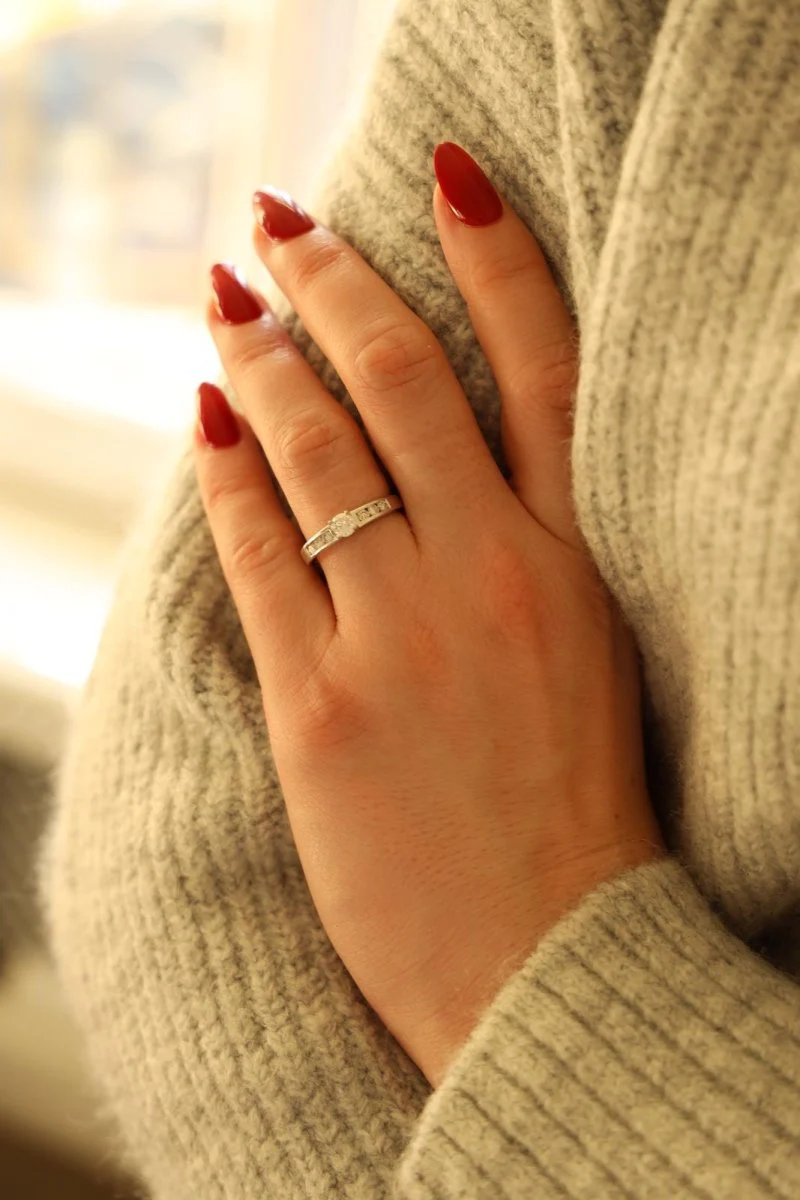 Solitaire ring in white gold and diamonds - Image 7