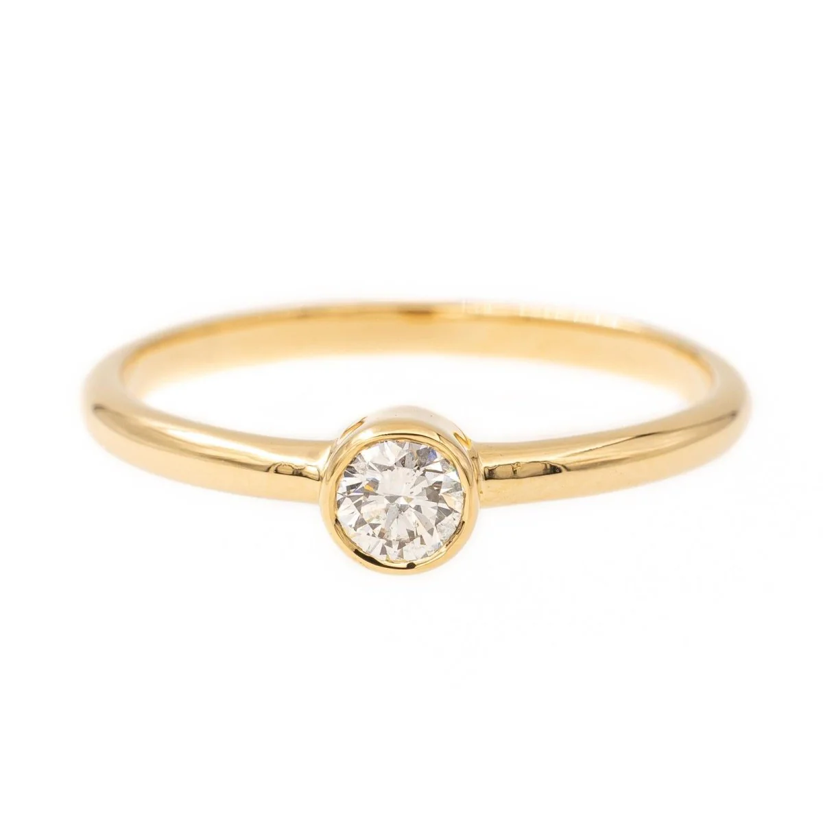 Solitaire ring in yellow gold and diamond