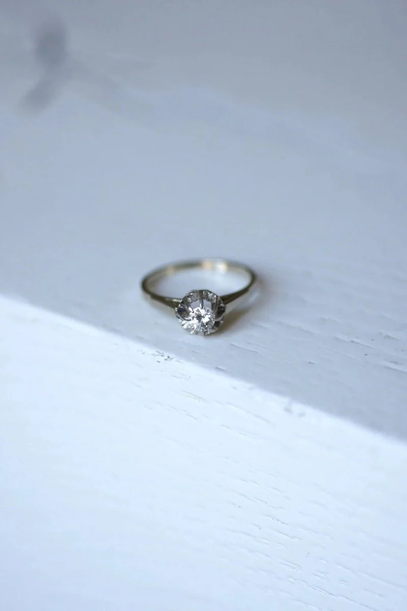 Solitaire ring in white gold, platinum, and diamond - Image 6