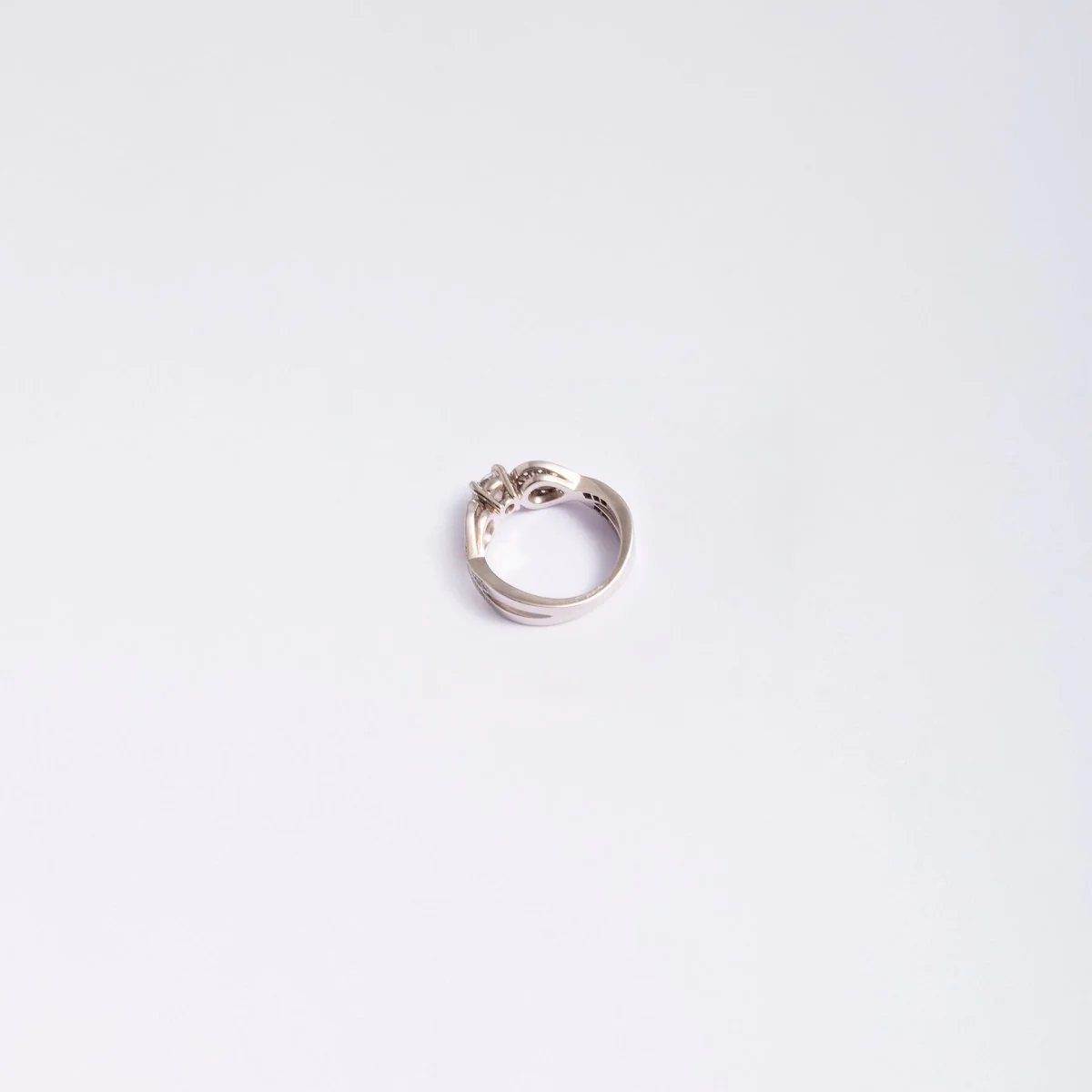 VAN CLEEF & ARPELS "Tête-A-Tête" Solitaire Ring in Platinum and Diamonds - Image 3