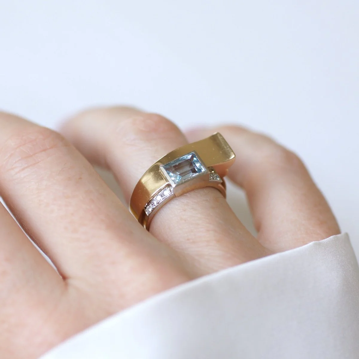 Tank Ring in yellow gold, platinum, aquamarine, and diamonds - Image 2