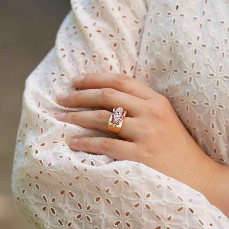 Tank ring in yellow gold, rubies and diamonds - Image 2