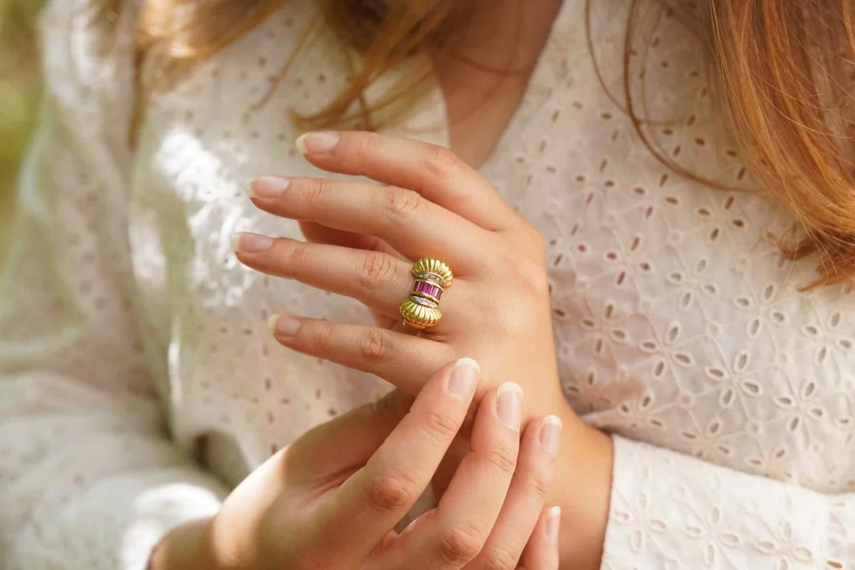 Ruby and diamond tank ring in yellow gold - Image 2