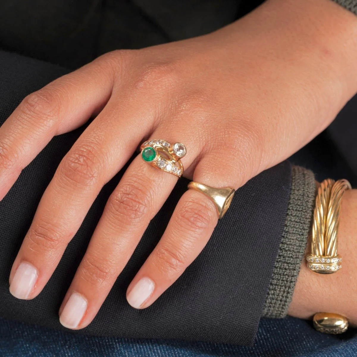 Toi & Moi ring in yellow gold, emerald, and diamonds - Image 2