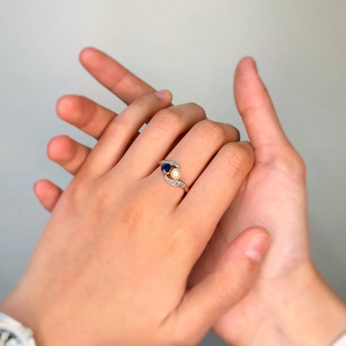 Yellow gold, platinum, sapphire, pearl, and diamond Toi et Moi ring - Image 2