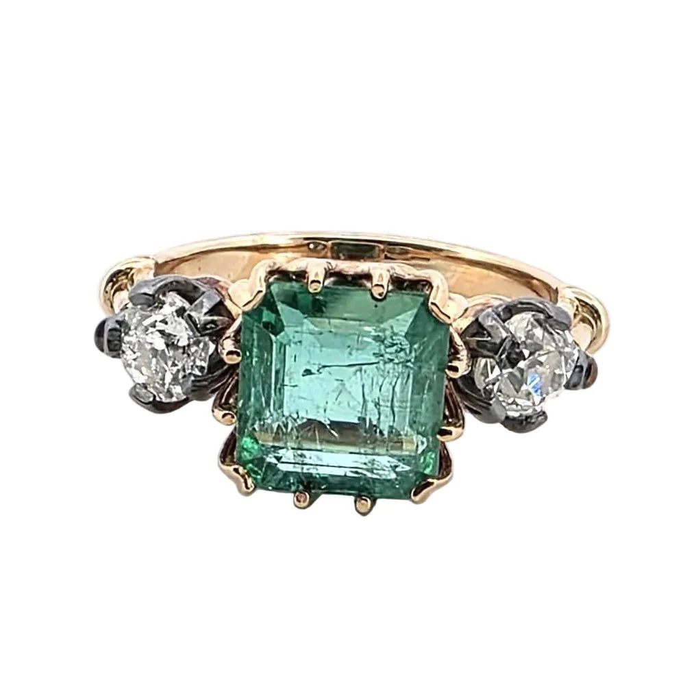 Trilogy Ring in yellow gold, silver, emerald and diamonds