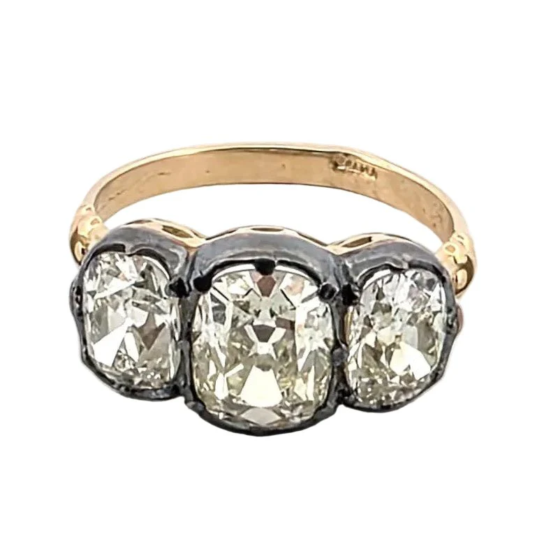 Trilogy Ring in Yellow Gold and Diamonds