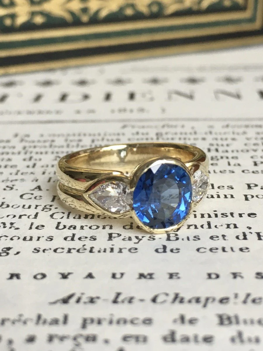 Trilogy ring in yellow gold, sapphire and diamonds - Image 3