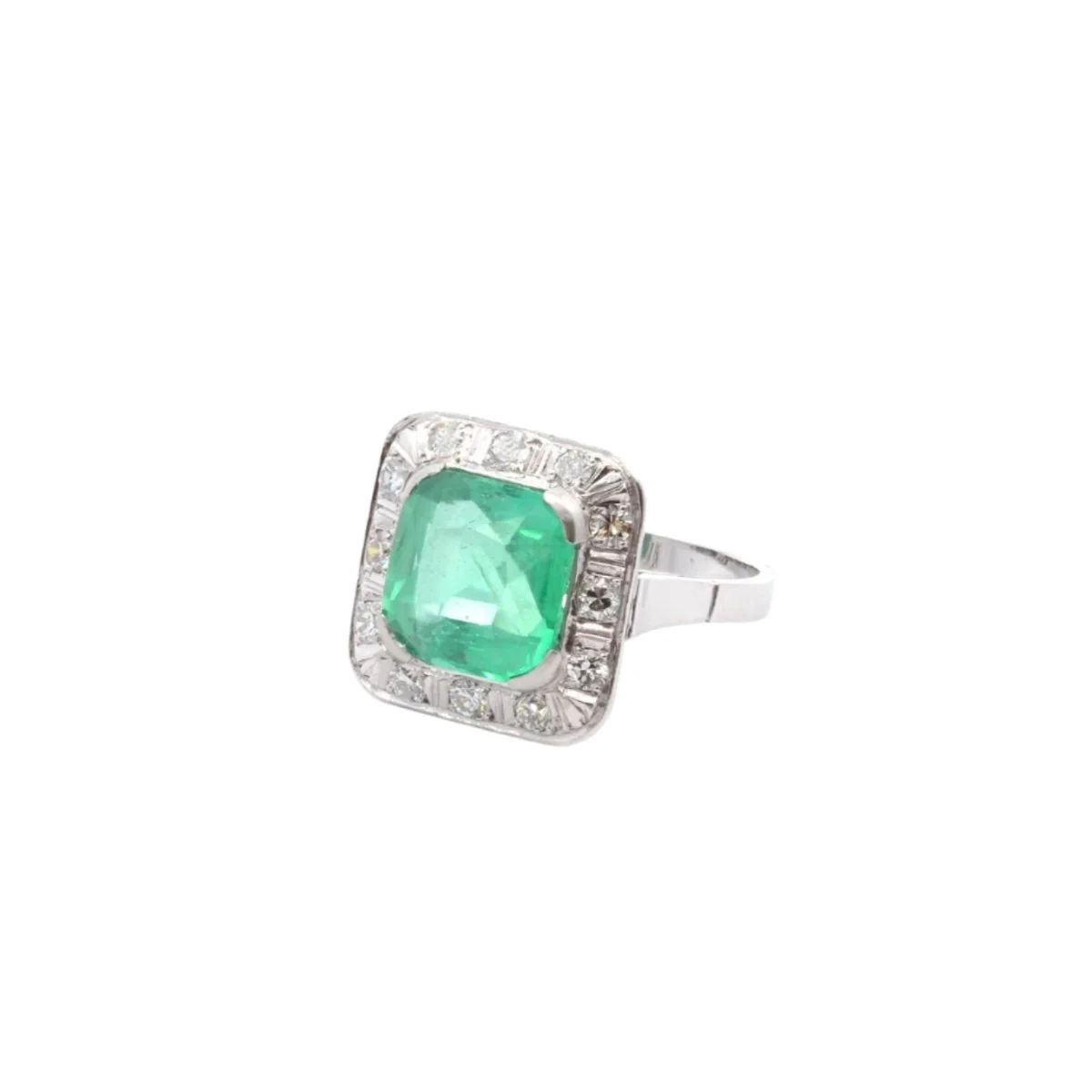 Ring Surroundings in paltinium, emerald and diamonds