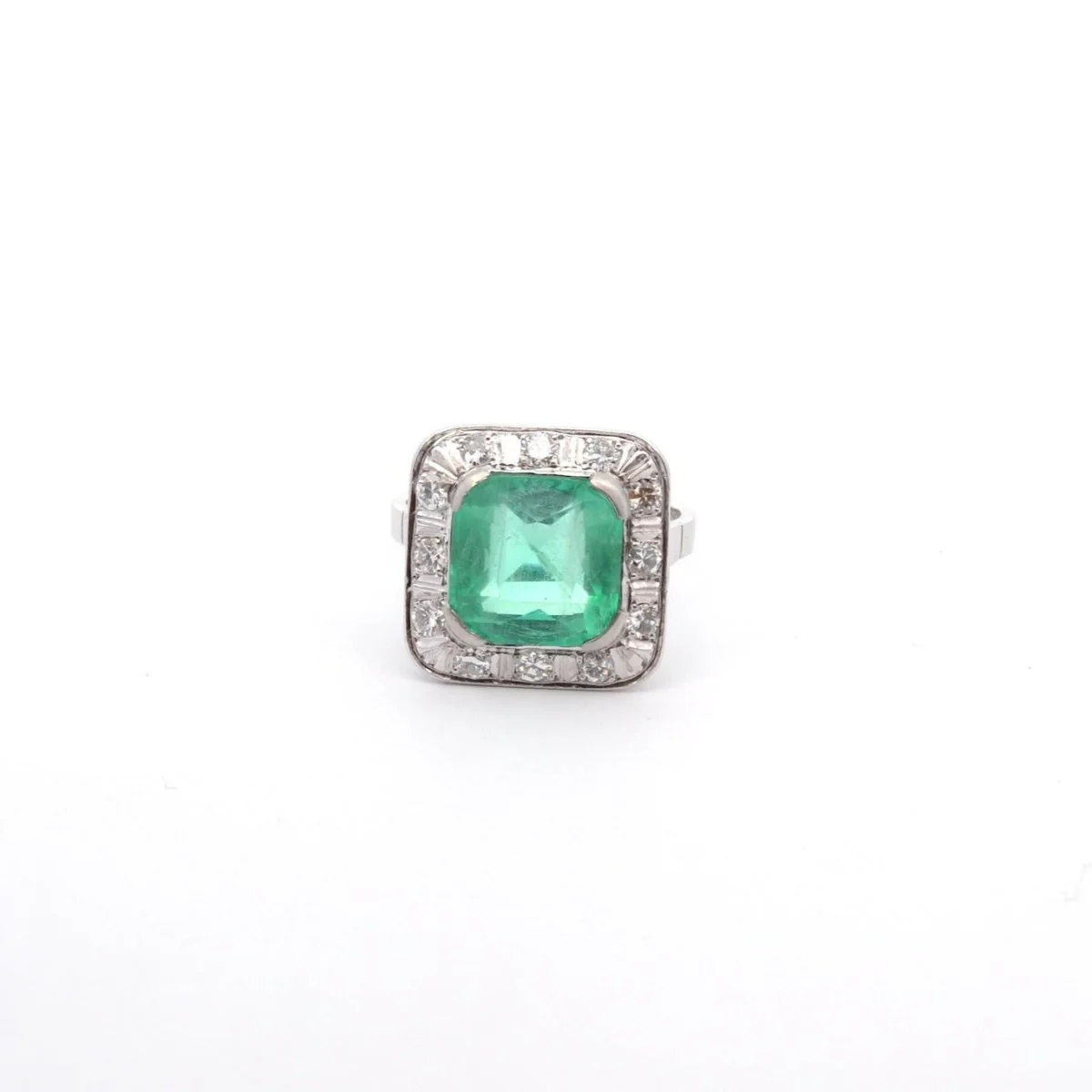 Ring Surroundings in paltinium, emerald and diamonds - Image 2