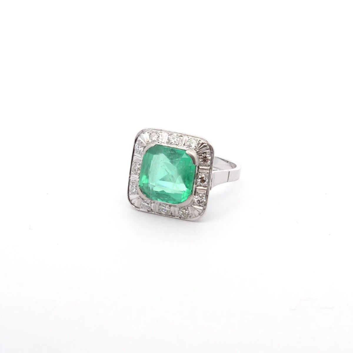 Ring Surroundings in paltinium, emerald and diamonds - Image 3