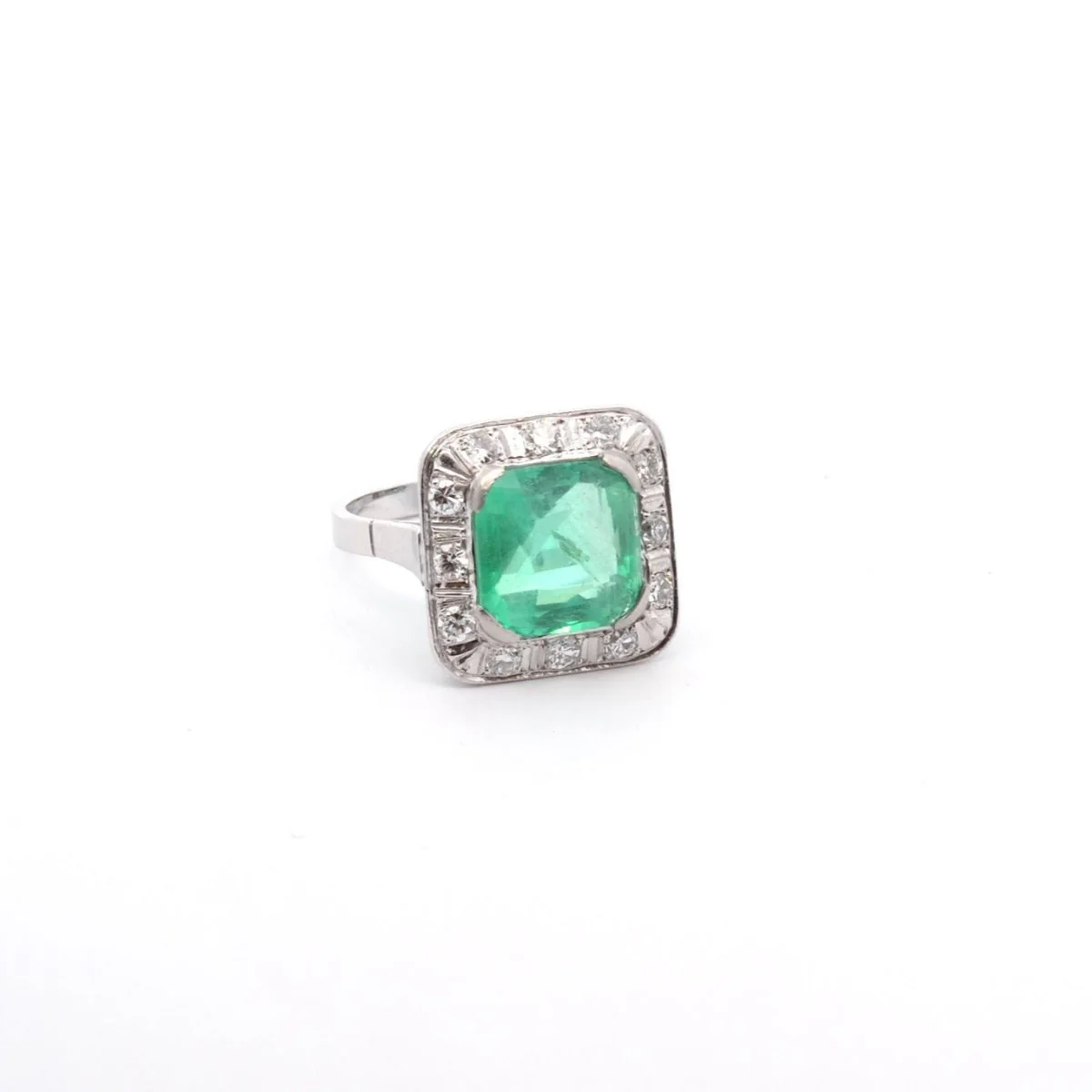 Ring Surroundings in paltinium, emerald and diamonds - Image 4
