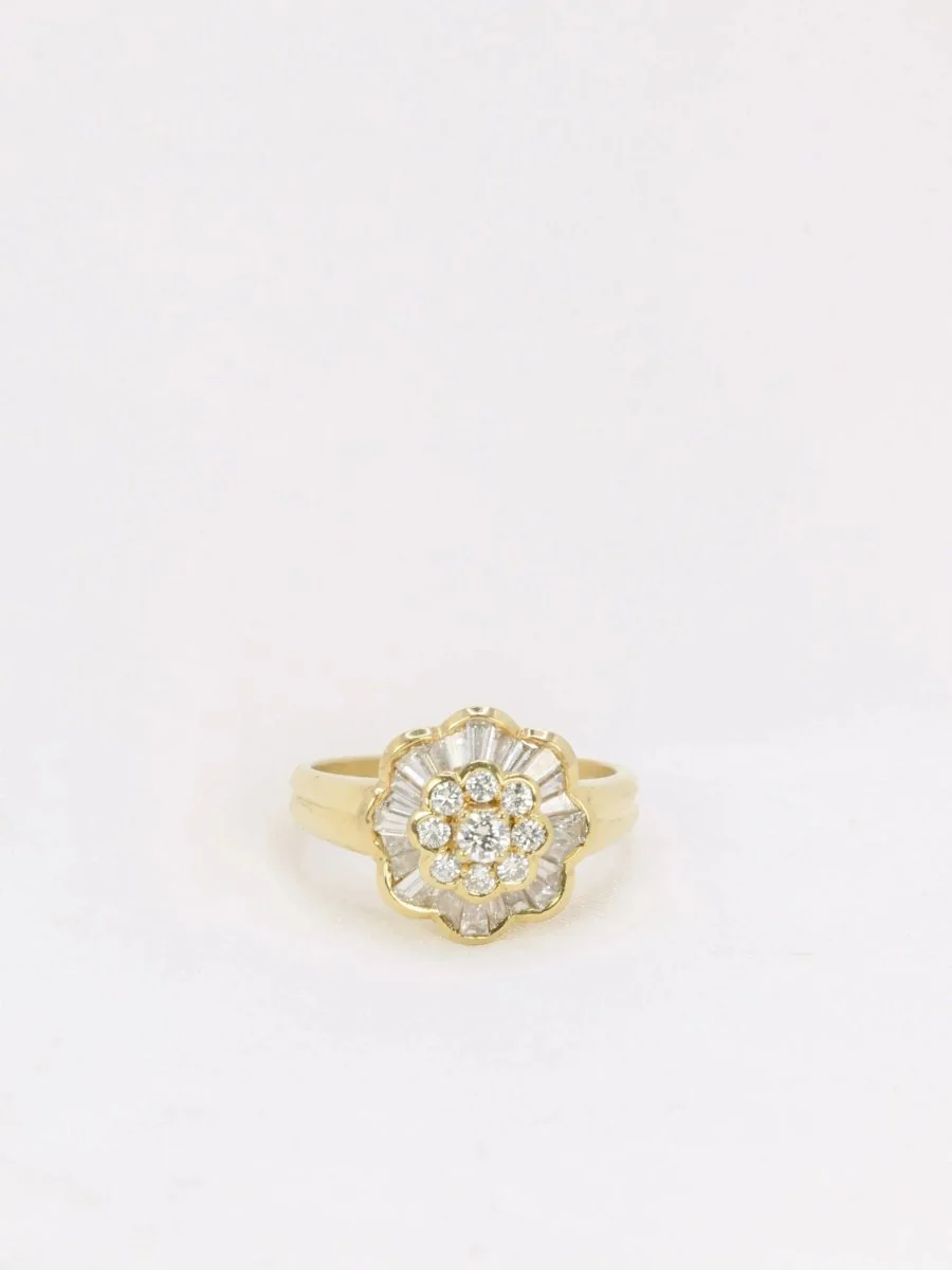 Vintage flower ring in gold and baguette diamonds