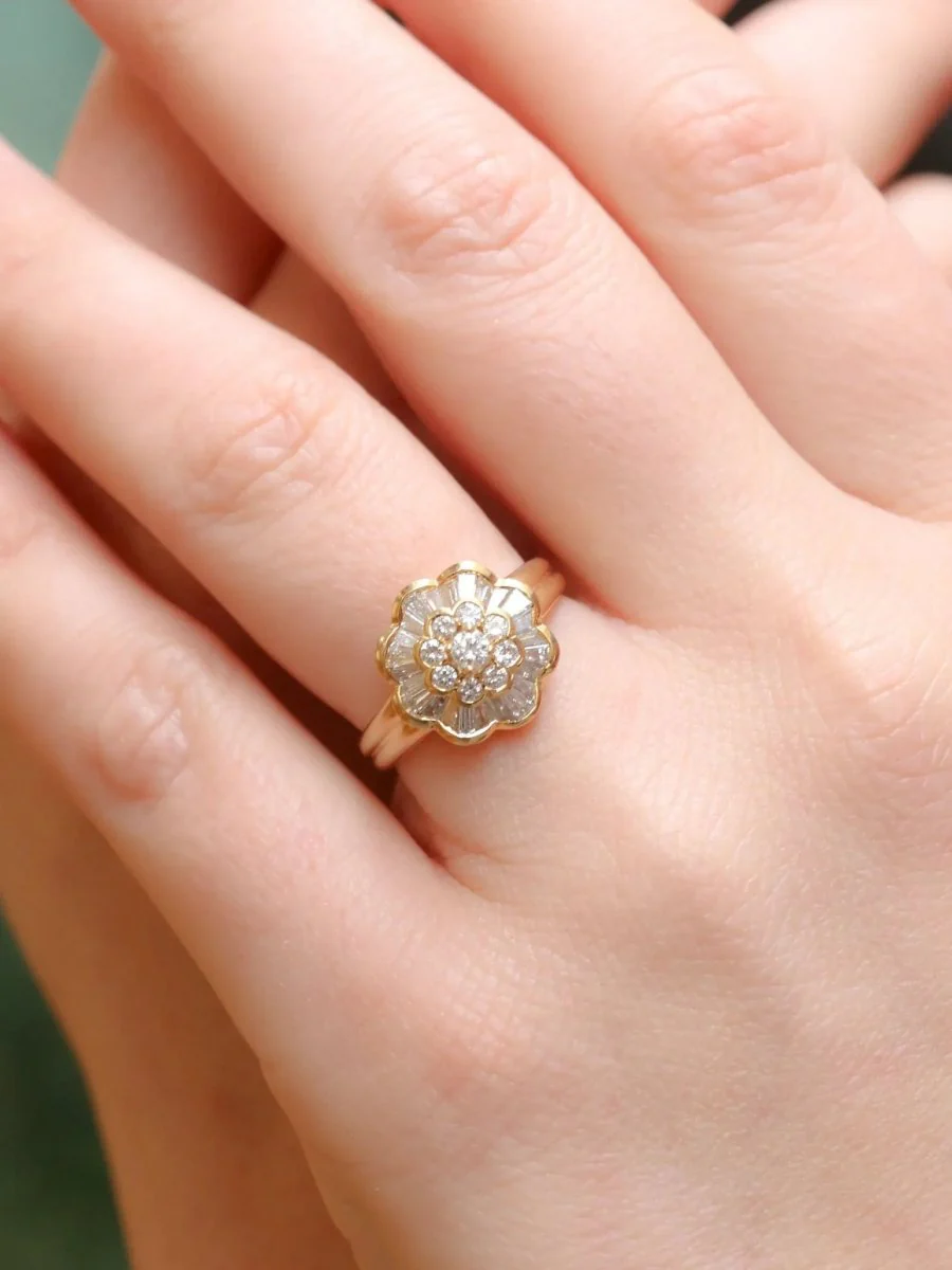 Vintage flower ring in gold and baguette diamonds - Image 2
