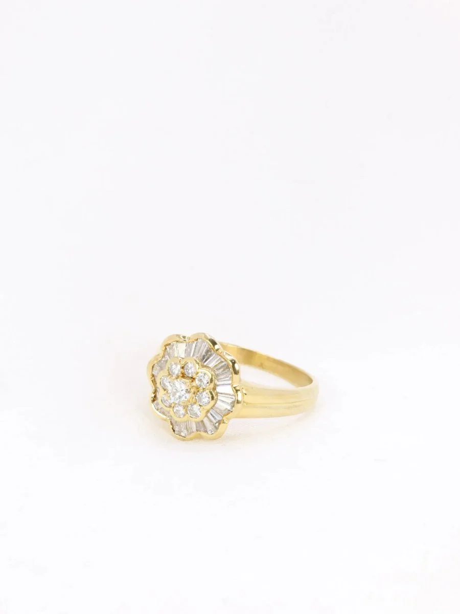 Vintage flower ring in gold and baguette diamonds - Image 3