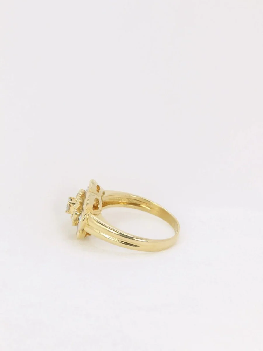 Vintage flower ring in gold and baguette diamonds - Image 4