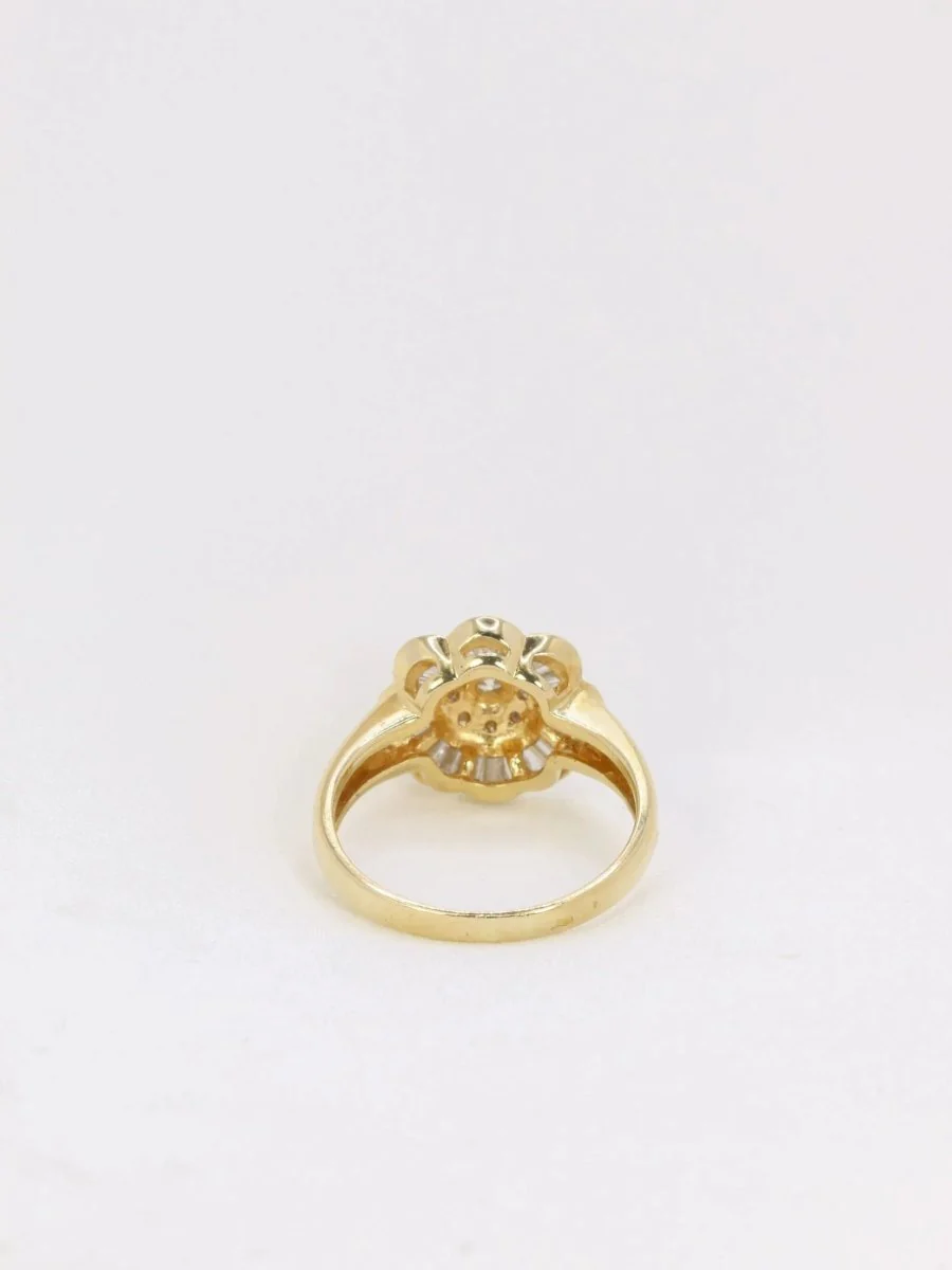 Vintage flower ring in gold and baguette diamonds - Image 5