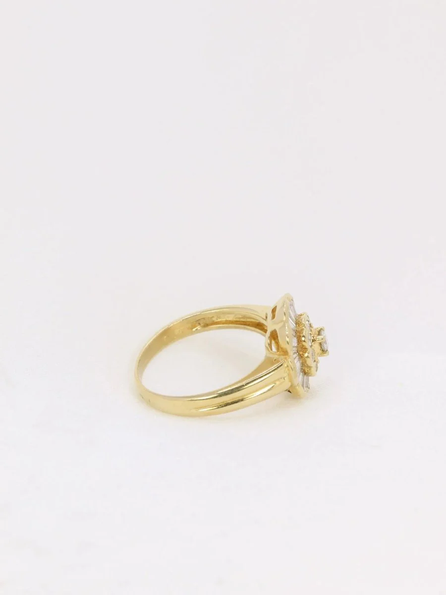 Vintage flower ring in gold and baguette diamonds - Image 6