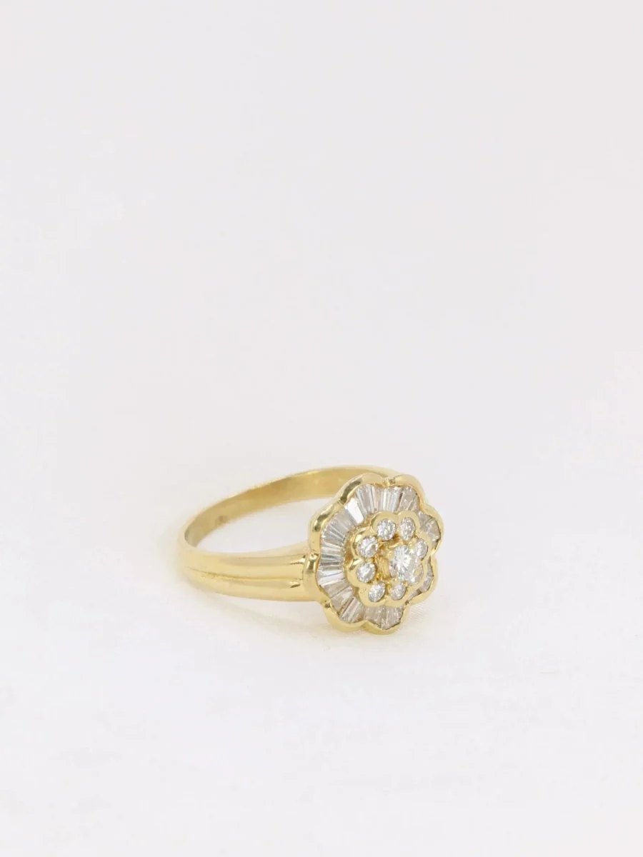 Vintage flower ring in gold and baguette diamonds - Image 7