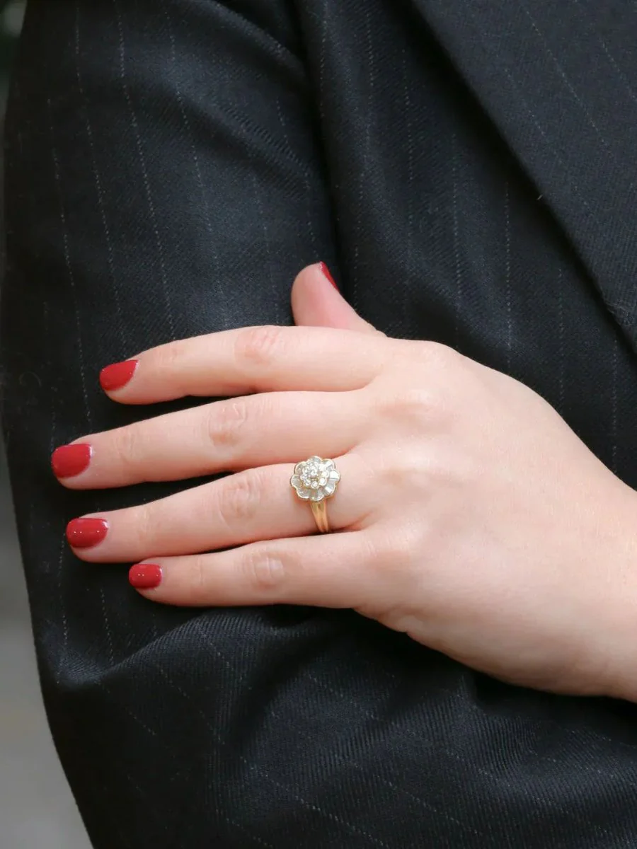 Vintage flower ring in gold and baguette diamonds - Image 8