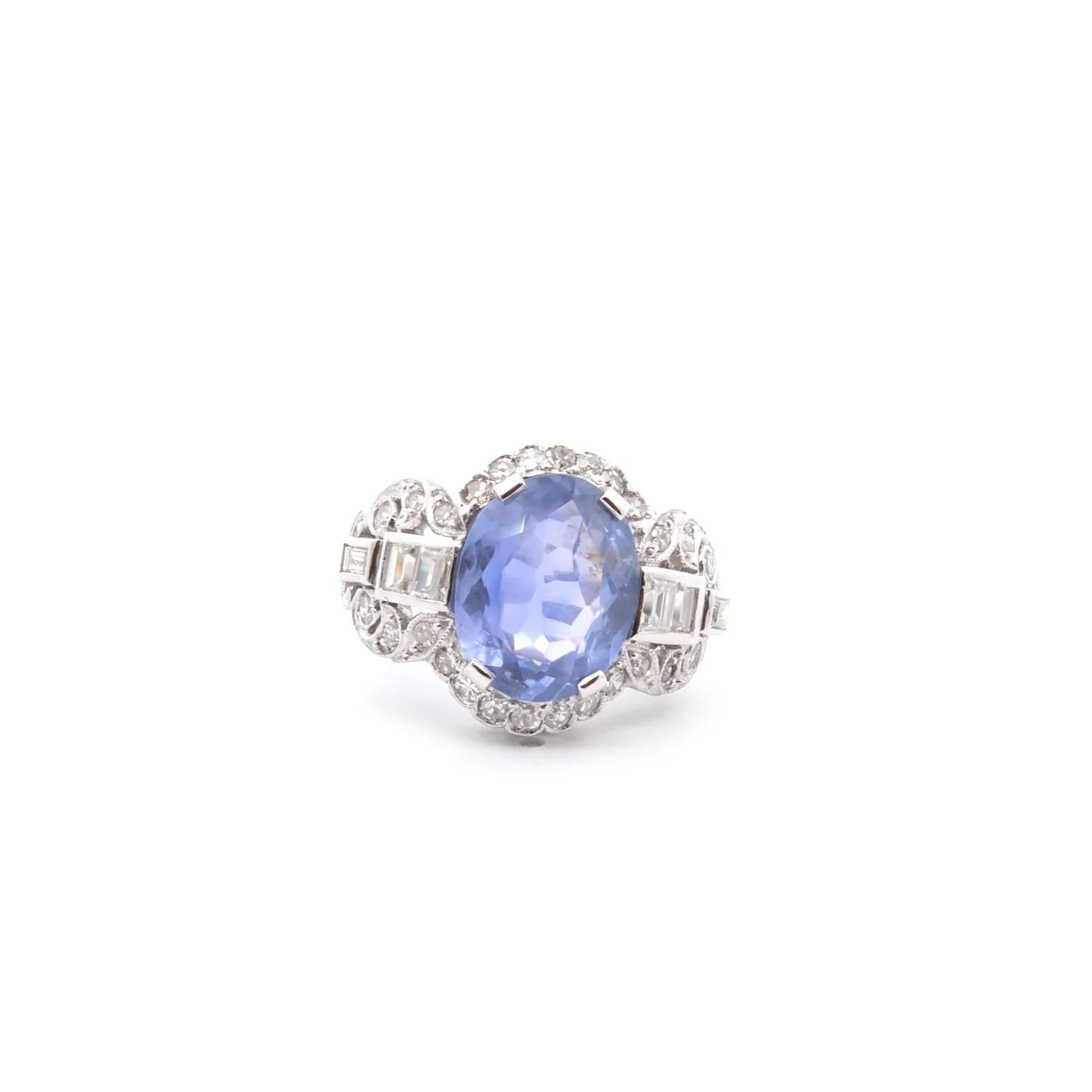 Ring at paltinium, sapphire and diamonds