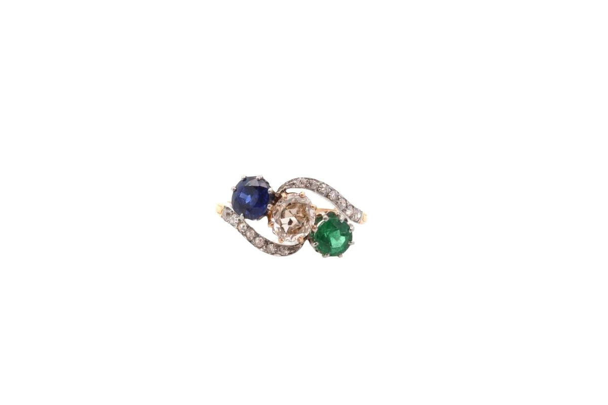 Trilogy ring in yellow gold, diamond, sapphire and emerald