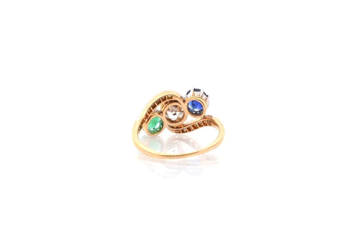 Trilogy ring in yellow gold, diamond, sapphire and emerald - Image 2