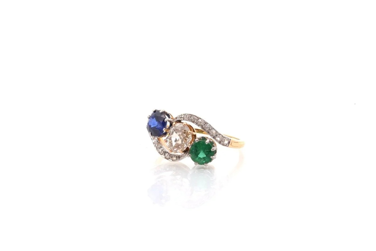 Trilogy ring in yellow gold, diamond, sapphire and emerald - Image 3