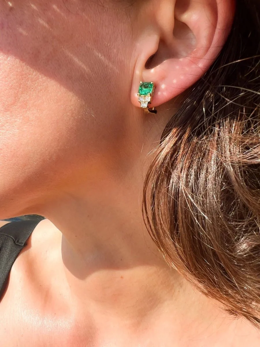 Yellow gold, emerald and princess diamond earring - Image 6
