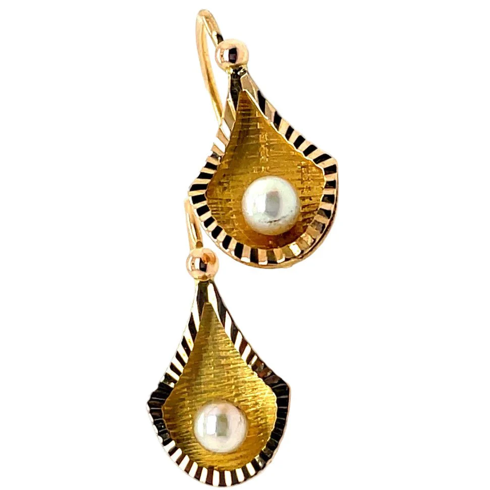 Lever-back earrings in Yellow gold and Pearls