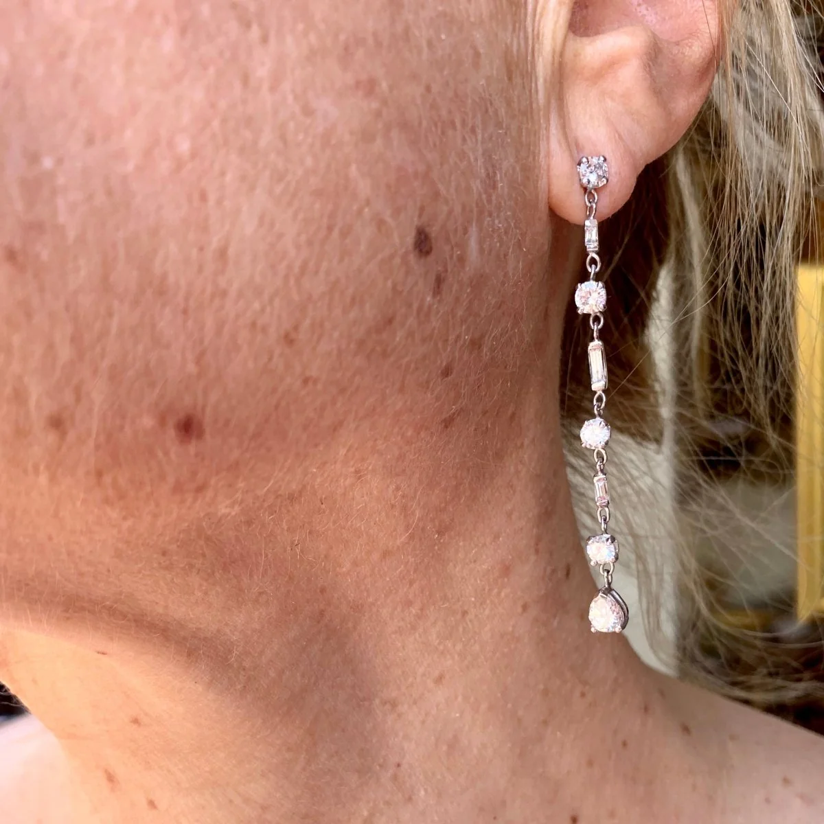 Pendant earrings in white gold and diamonds - Image 2