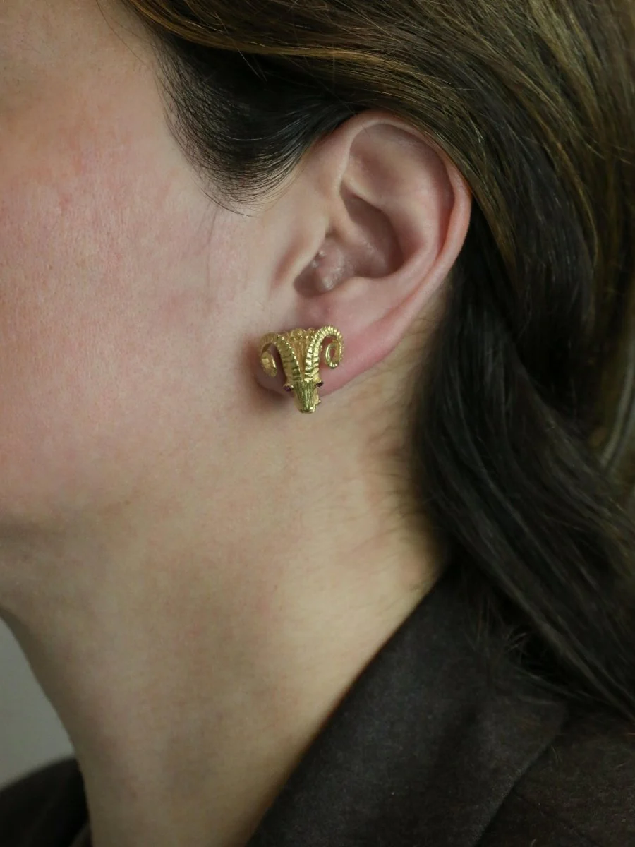 LALAOUNIS “Ram's Head” clip-on earrings in yellow gold and rubies - Image 12