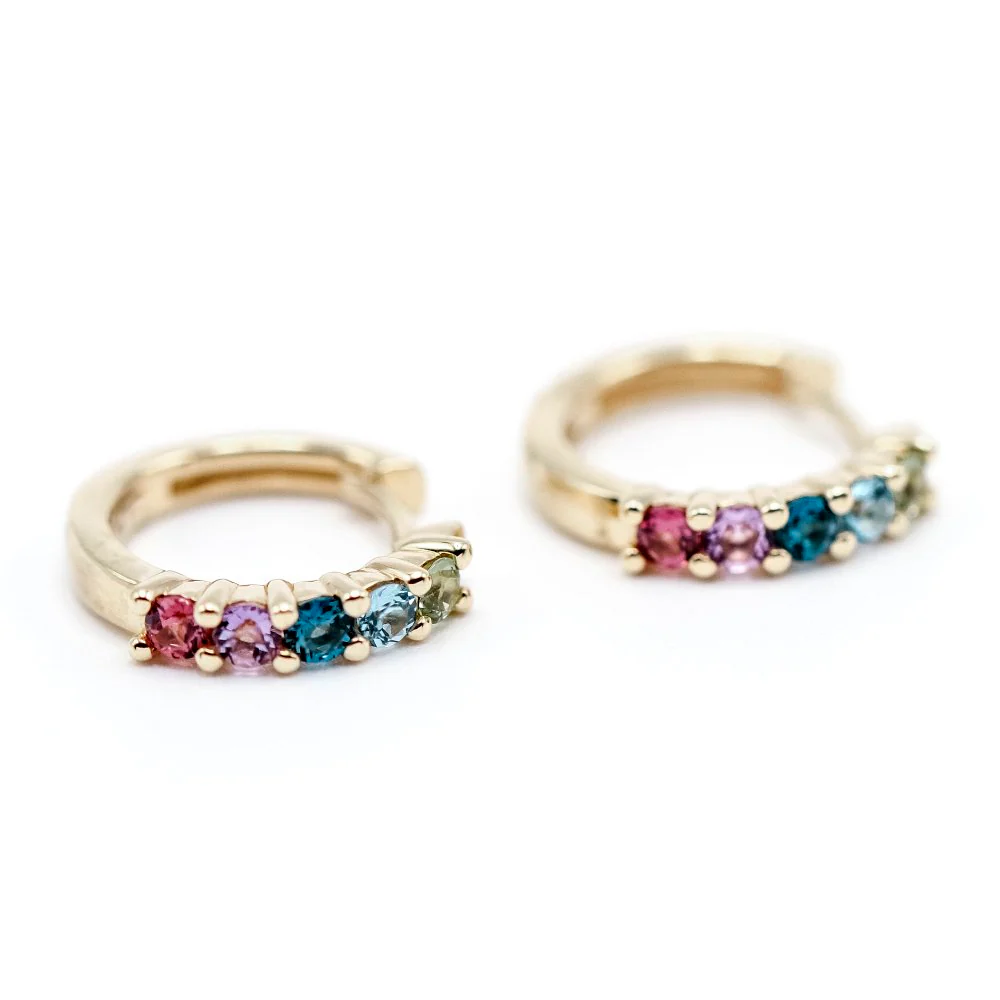 Hoop earrings by CRIOLLA in yellow gold, Peridots, Amethysts, Rhododendrons and Topazes