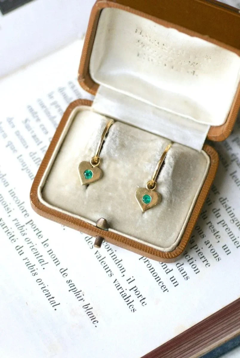 Earrings Creoles in yellow gold and emerald