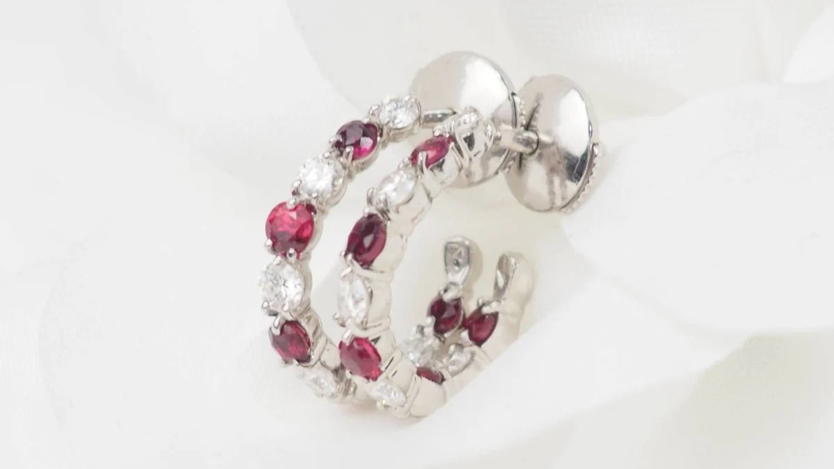 Hoop earrings in white gold, rubies and diamonds - Image 3