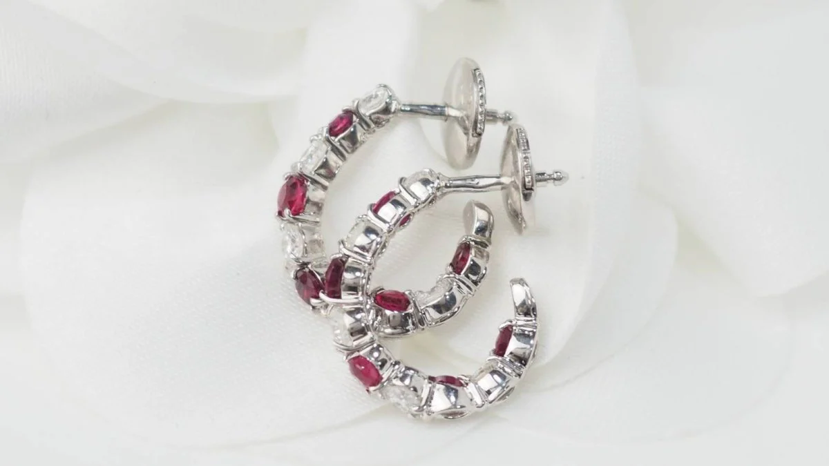 Hoop earrings in white gold, rubies and diamonds - Image 4