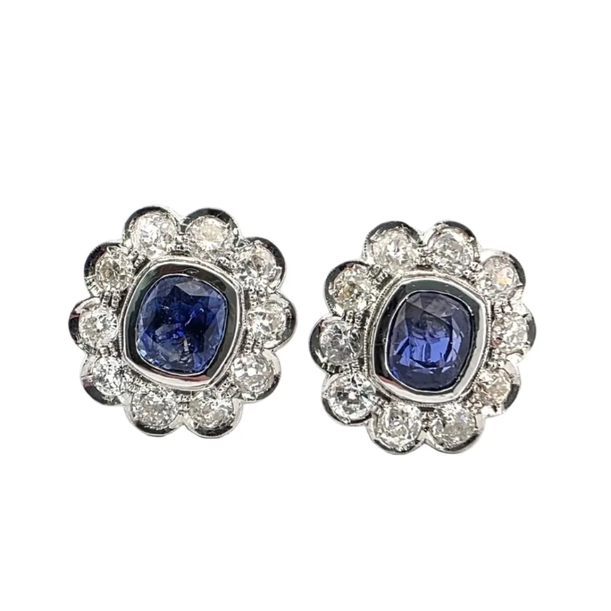 Earrings in white gold, sapphires and diamonds.