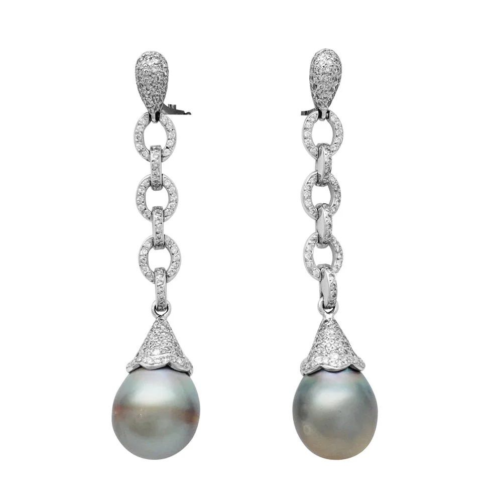 Dangling earrings in white gold, diamonds and pearls